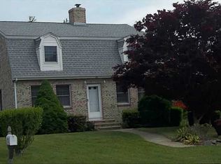 112 McCorrie Ln, Portsmouth, RI 02871