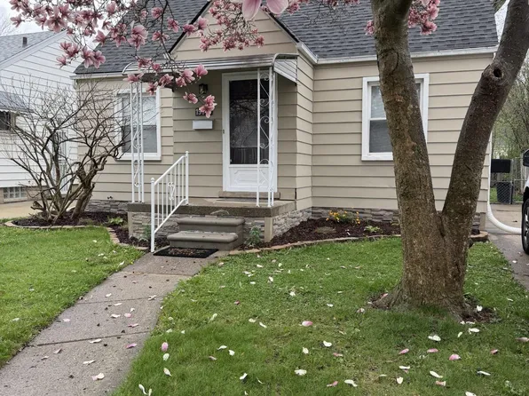 19749 Washtenaw St, Harper Woods, MI 48225