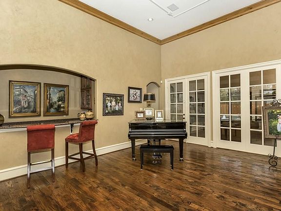 3rd image of 10840 Snow White Dr