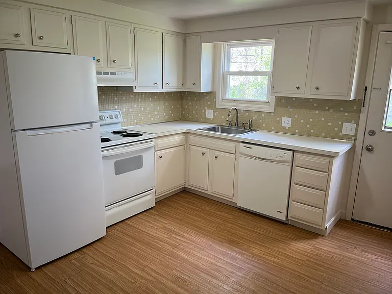 196 Vine Ln #1LEFT — Photo 2