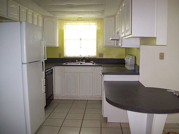 3rd image of 2080 Dearing Ave