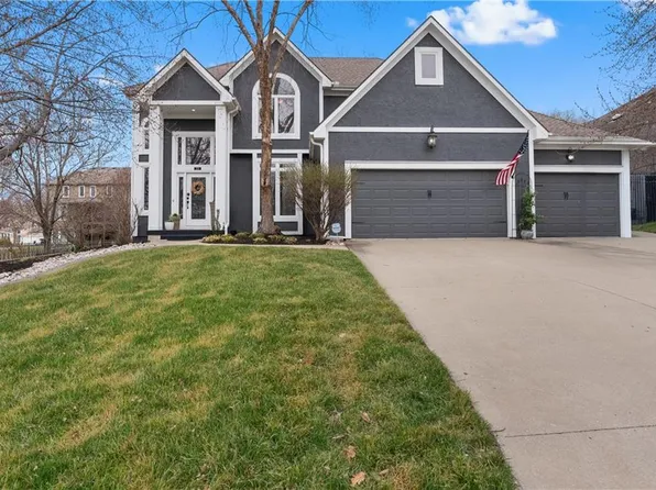 5715 NE Sapphire Pl, Lees Summit, MO 64064