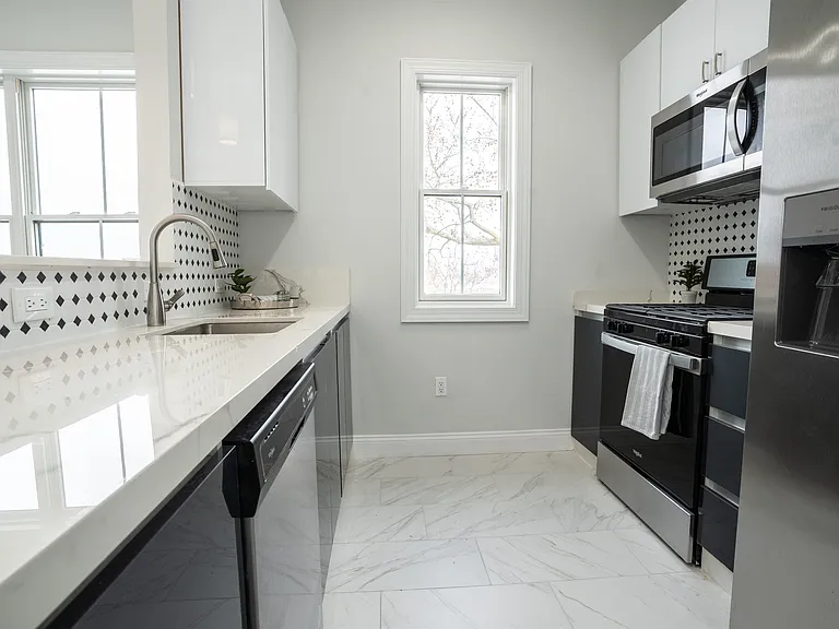 144 Bergen Ave #3D — Photo 9