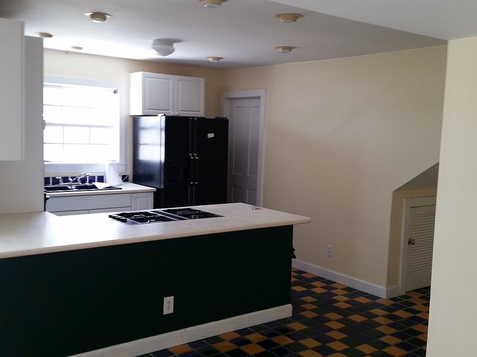 Kitchen with gas stove & oven