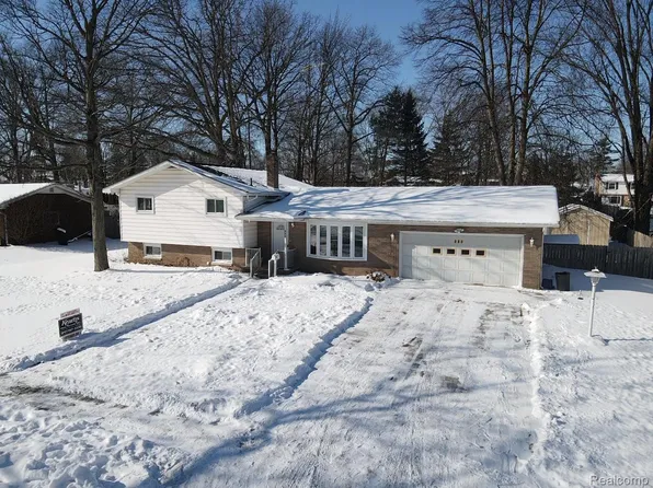 980 Indiana Ave, Marysville, MI 48040