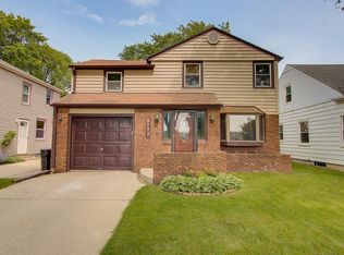 5112 N Lydell Ave, Whitefish Bay, WI 53217
