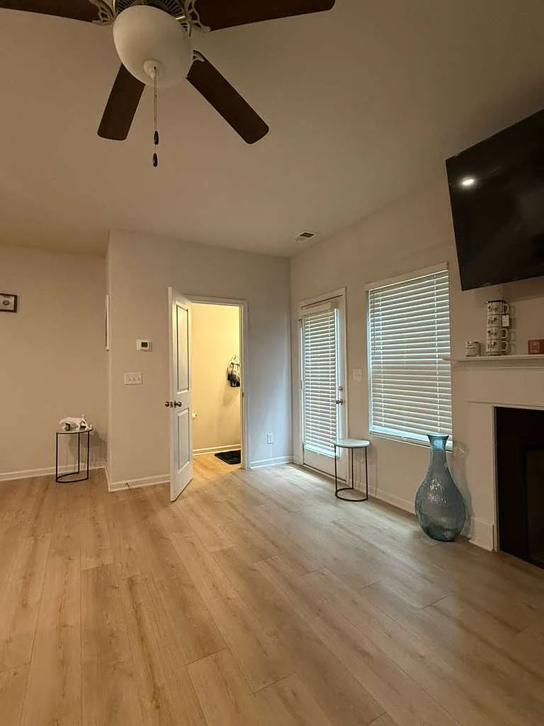 3 bed, 2.5 bath, 1600 sqft, $2,070 — Photo 3