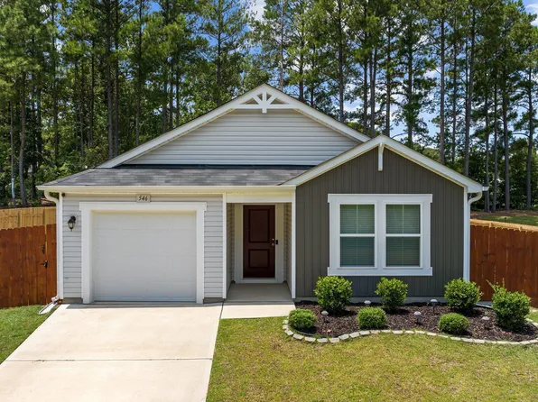 546 Old Salem Dr, Spring Lake, NC 28390