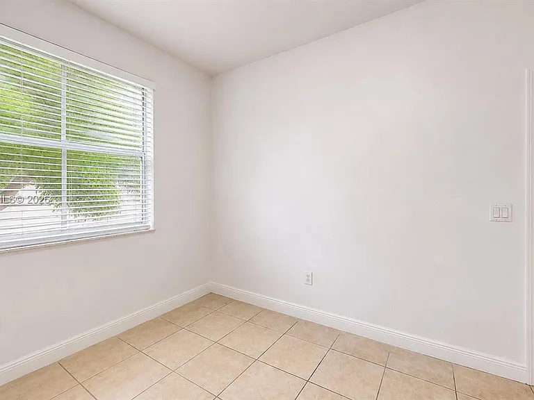 1652 SE 28th St #200 — Photo 6