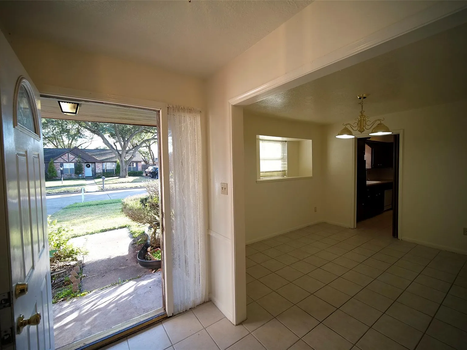 4 bed, 2.0 bath, 1917 sqft, $2,100 — Photo 2