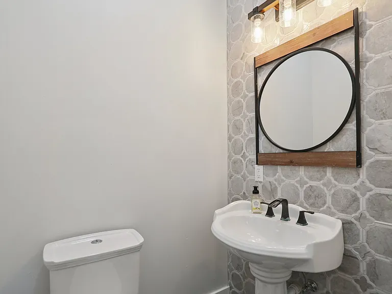 1102 Adams St — Photo 16