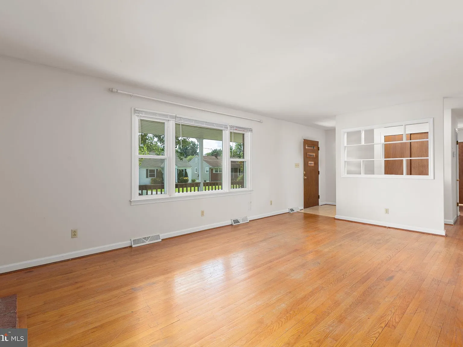3 bed, 1.0 bath, 1466 sqft, $2,300 — Photo 2