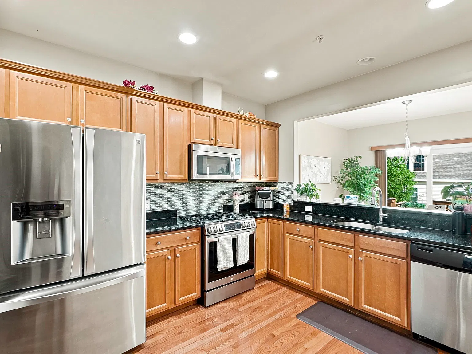 3 bed, 2.5 bath, 2450 sqft, $3,900 — Photo 4