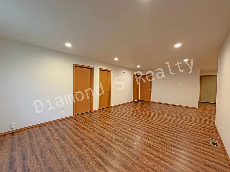 2214 N East Ave — Photo 8
