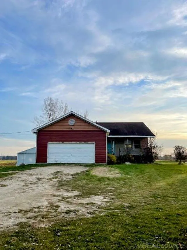 8978 Almont Rd photo 1