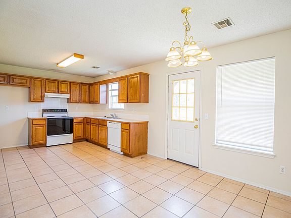 3rd image of 808 SE Jon Dr
