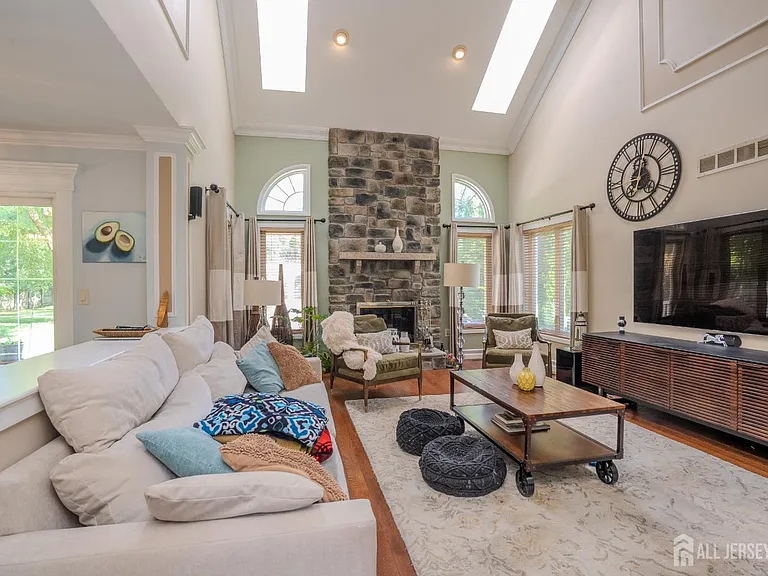 61 Amherst Way — Photo 15