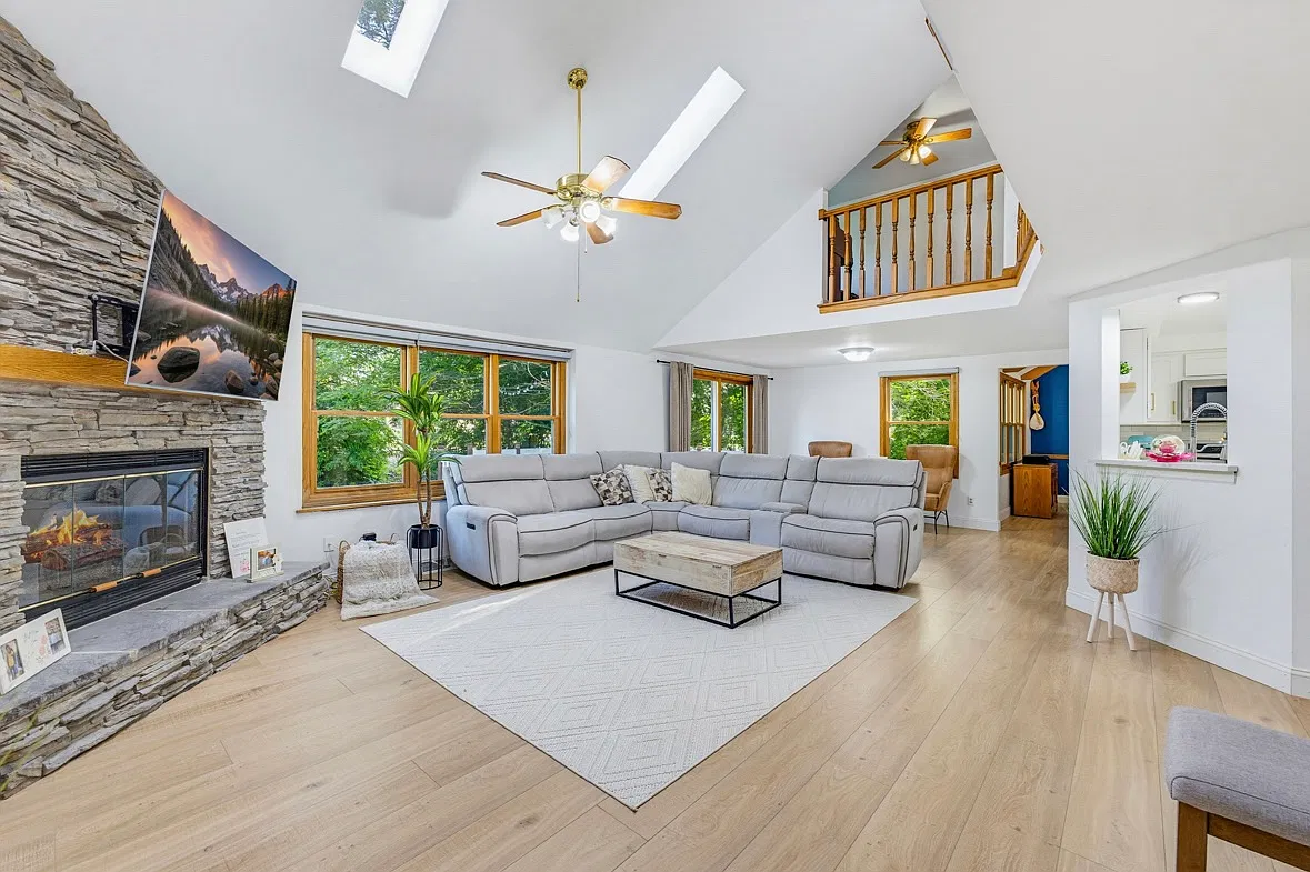 3 bed, 2229 sqft, $3,200 — Photo 3