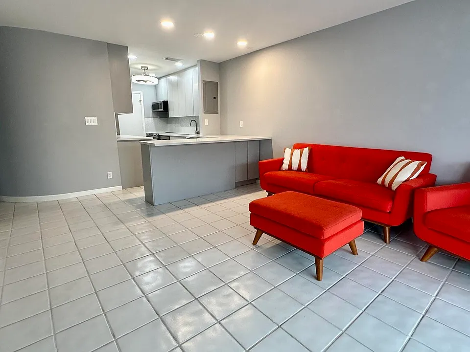 2171 NE 66th St #828