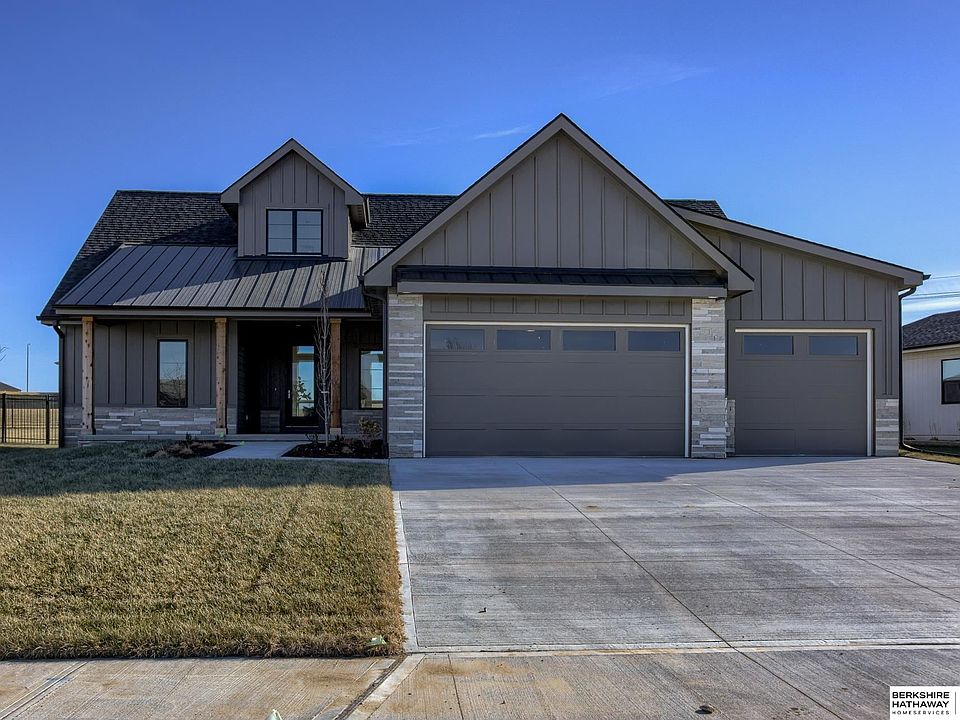 1st image of 10225 Cove Hollow Dr