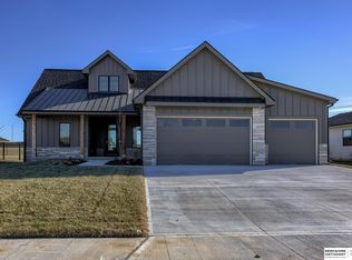 10225 Cove Hollow Dr, Papillion, NE 68046