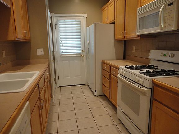 Kitchen w/gas stove