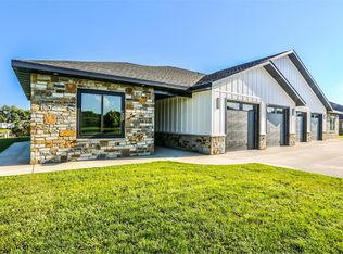 2714-2708 Oakwood Ln, Aberdeen, SD 57401