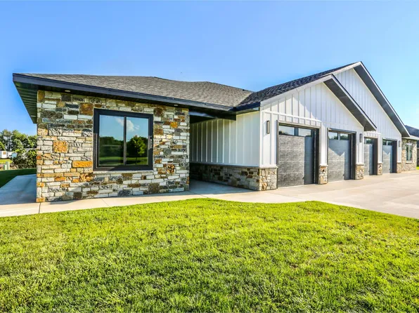 2714-2708 Oakwood Ln, Aberdeen, SD 57401