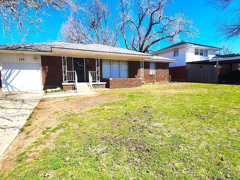 209 W Coe Dr — Photo 1