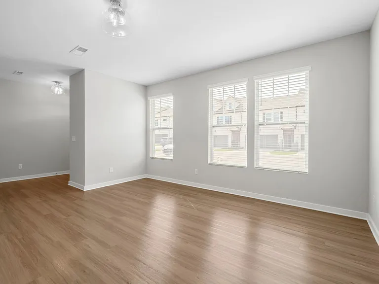 808 Lew St — Photo 4