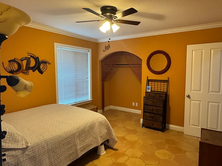 Queen room