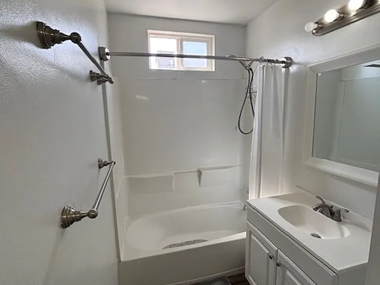 320 N Imperial Ave — Photo 7