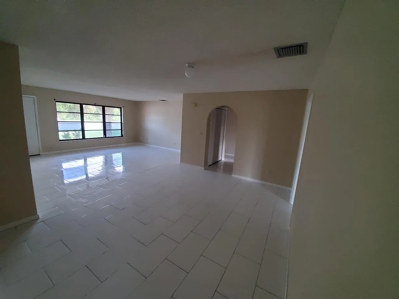 3 bed, 2.0 bath, 1726 sqft, $2,300 — Photo 4