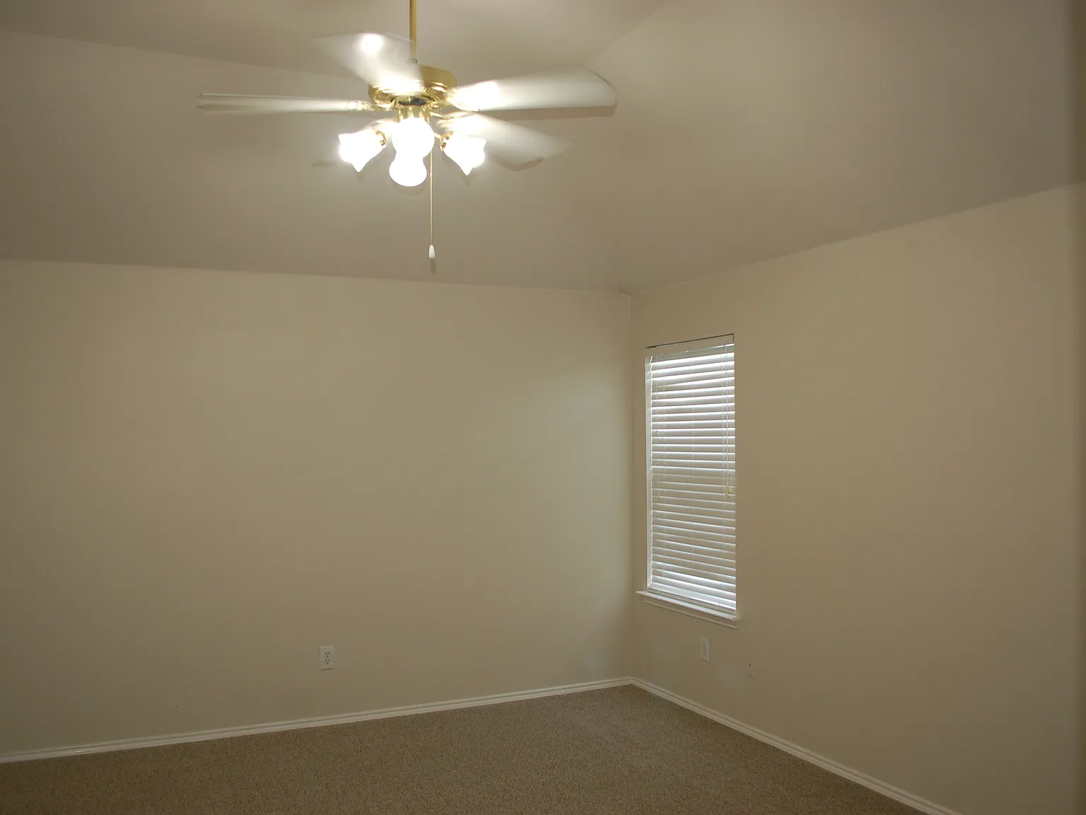 3 bed, 1824 sqft, $1,995 — Photo 3