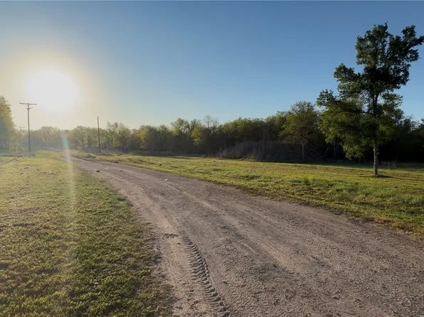 109 Cottonwood St, Calvert, TX 77837