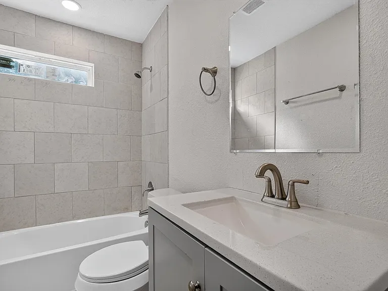 541 NW King St — Photo 14