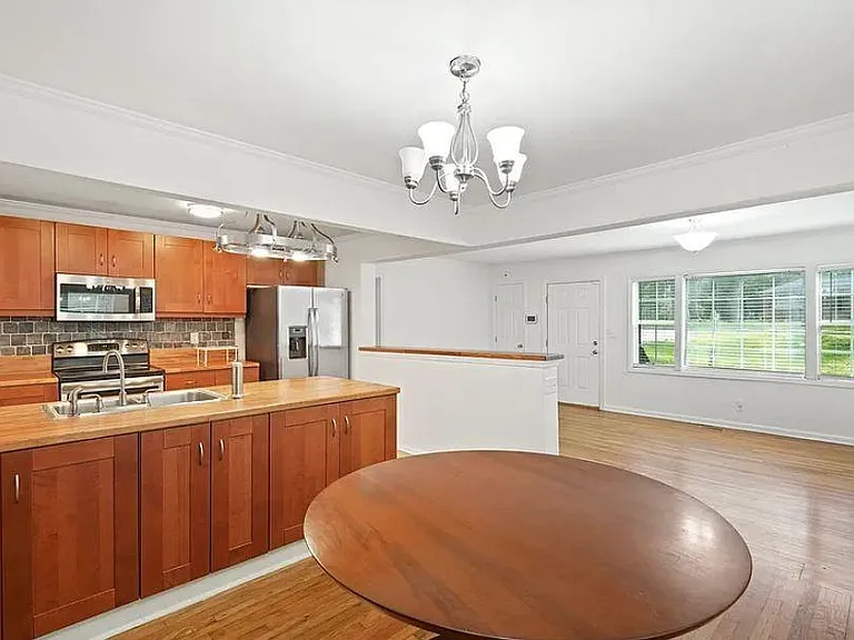 2371 Ben Hill Rd — Photo 5