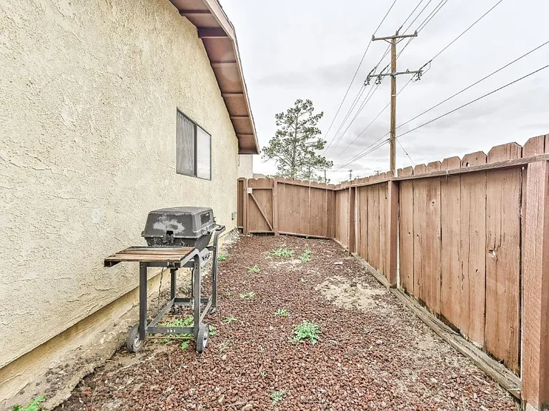 1020 W Atkins Ave #B — Photo 14