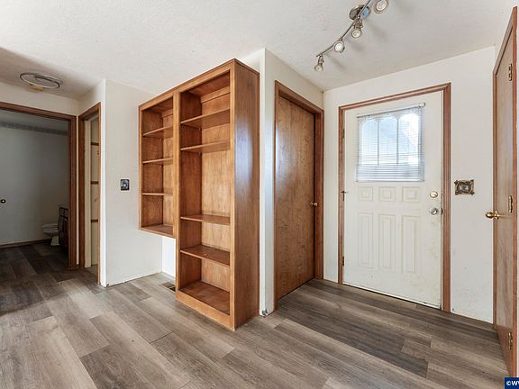 4th image of 435 Gentle Ave E