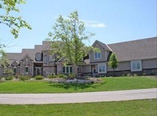 S24W33363 Sutton Ridge Ct, Dousman, WI 53118