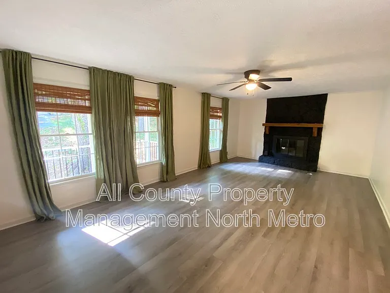 410 Riverlake Ct — Photo 5