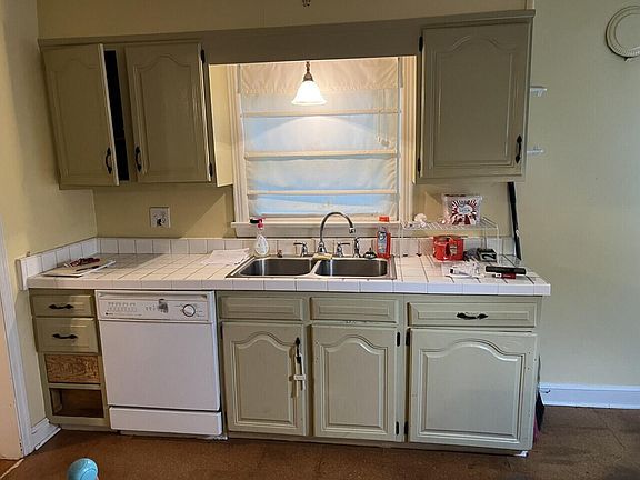 5th image of 136 Wentworth Ave NE