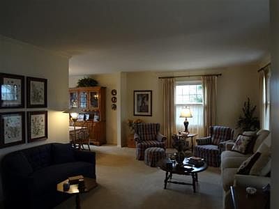 4th image of 447 S Saint James Blvd