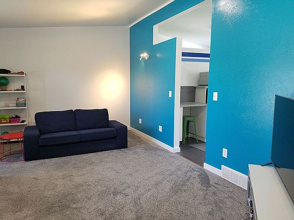 Living room & Kitchen Entry