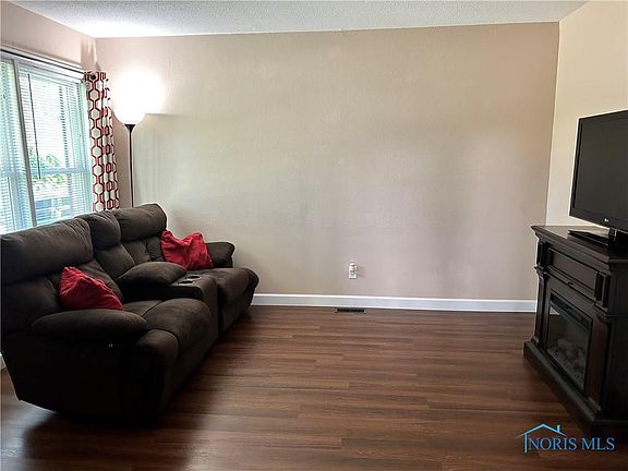 4th image of 501 Eisenhower Dr