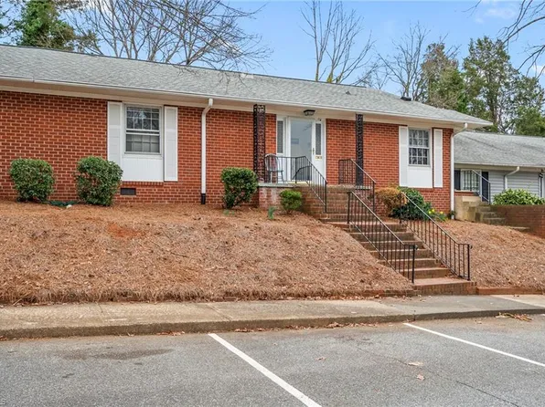 2708 Waldorf Cir, Winston Salem, NC 27106