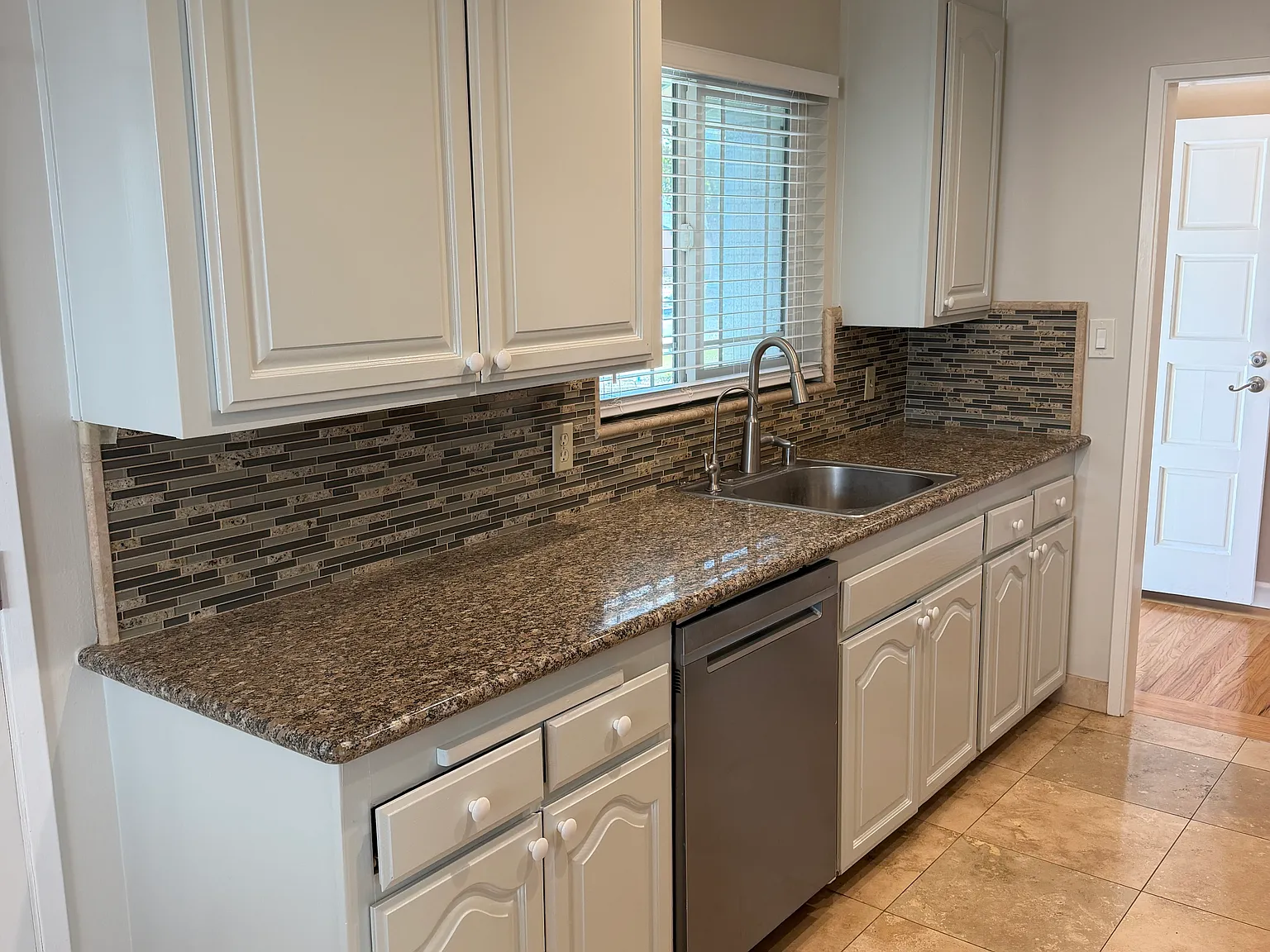 3 bed, 1346 sqft, $5,195 — Photo 4