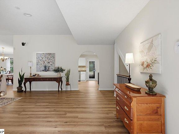 5th image of 90 Southwood Dr