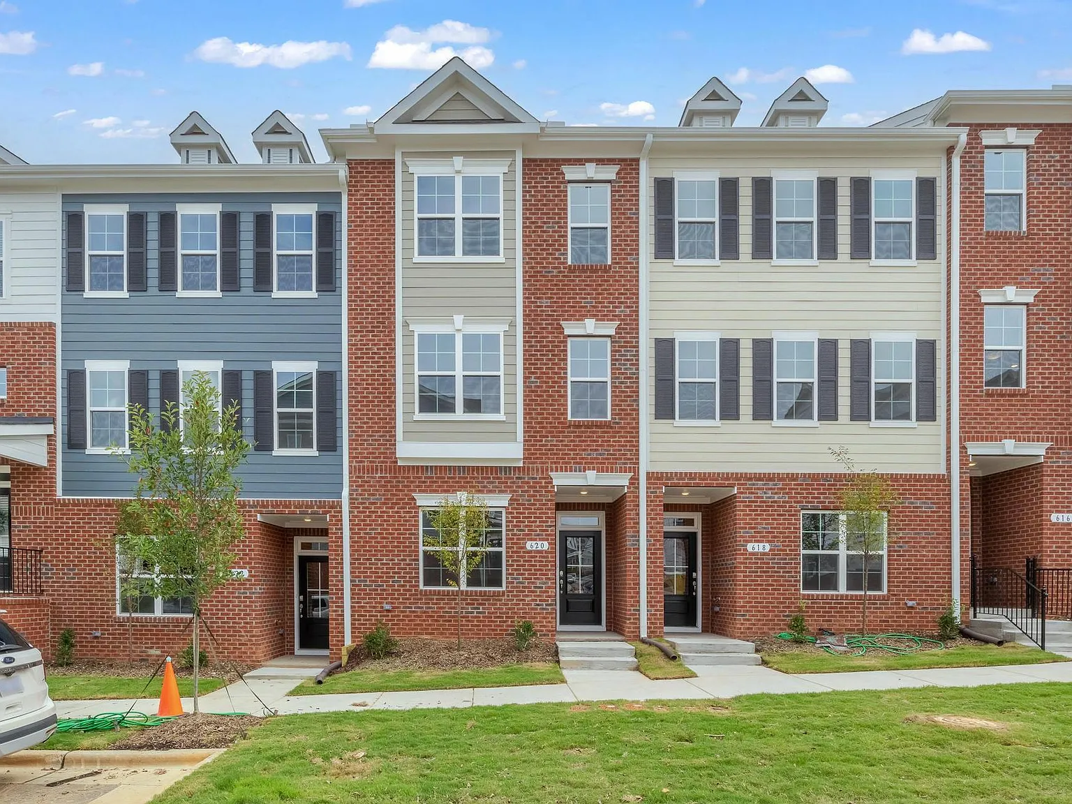 620 Gateway Crossing Ln — Photo 2