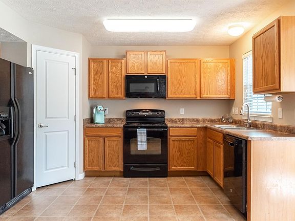 5th image of 3104 White Oak Ct